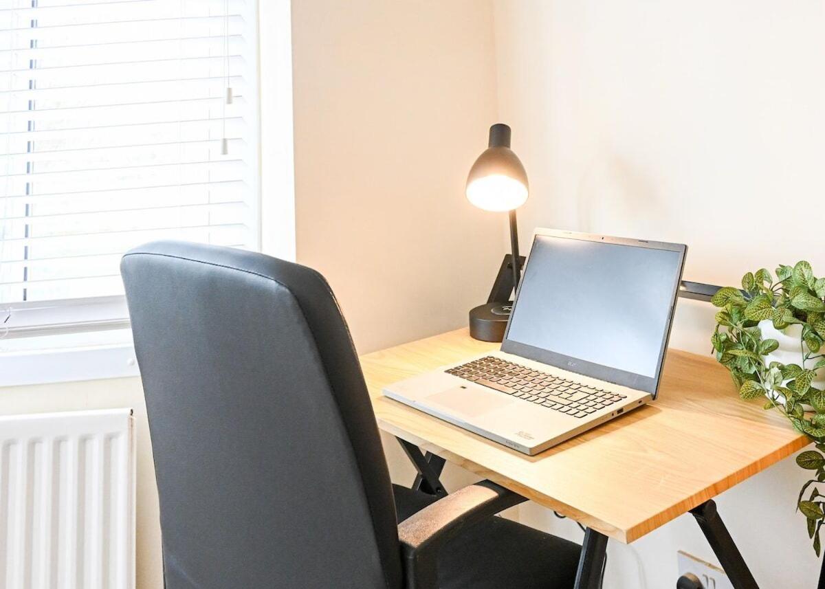 4 Bedroom House By Littlepiggyrentals Short Lets & Serviced Accommodation Luton With Superfast Wifi Exterior photo