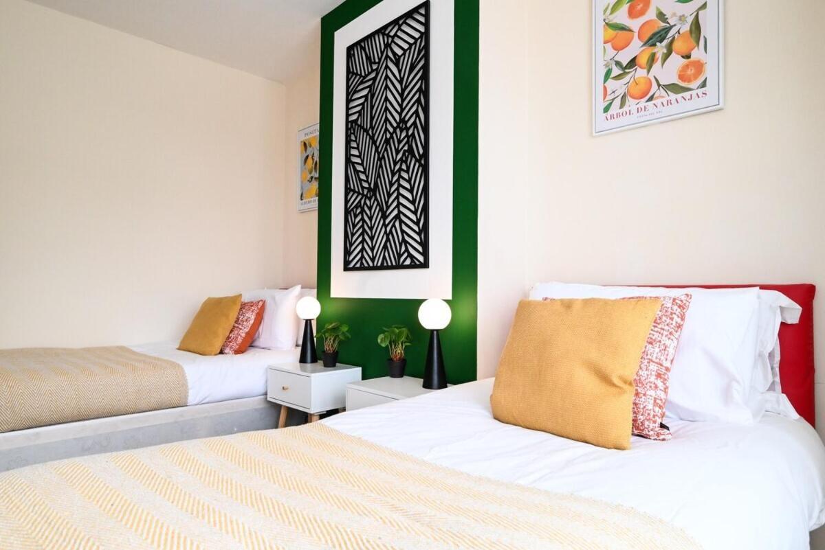 4 Bedroom House By Littlepiggyrentals Short Lets & Serviced Accommodation Luton With Superfast Wifi Exterior photo