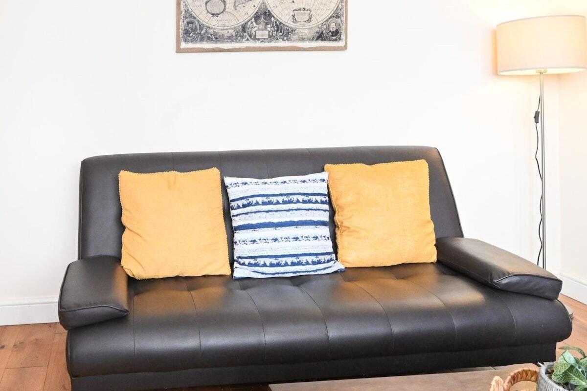 4 Bedroom House By Littlepiggyrentals Short Lets & Serviced Accommodation Luton With Superfast Wifi Exterior photo