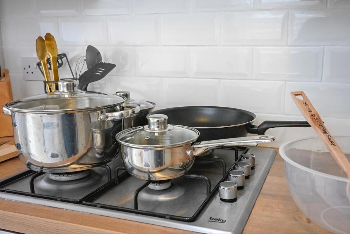 4 Bedroom House By Littlepiggyrentals Short Lets & Serviced Accommodation Luton With Superfast Wifi Exterior photo