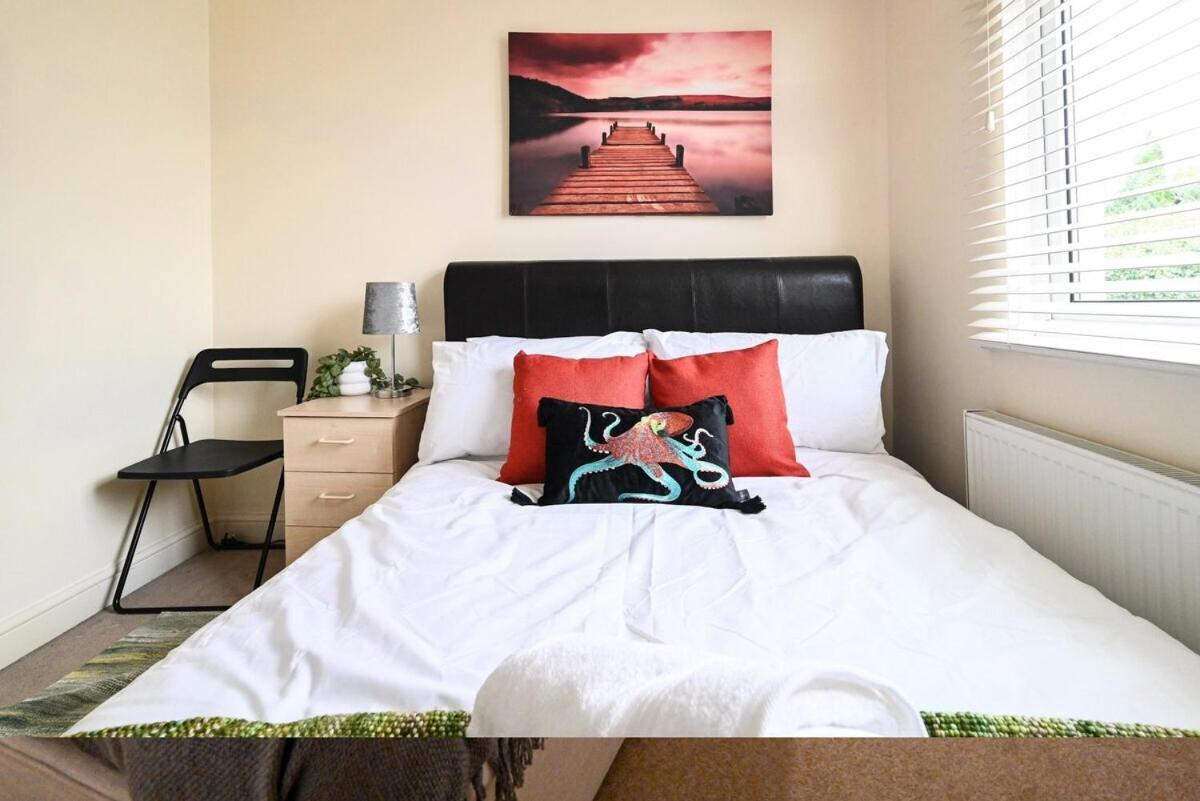 4 Bedroom House By Littlepiggyrentals Short Lets & Serviced Accommodation Luton With Superfast Wifi Exterior photo
