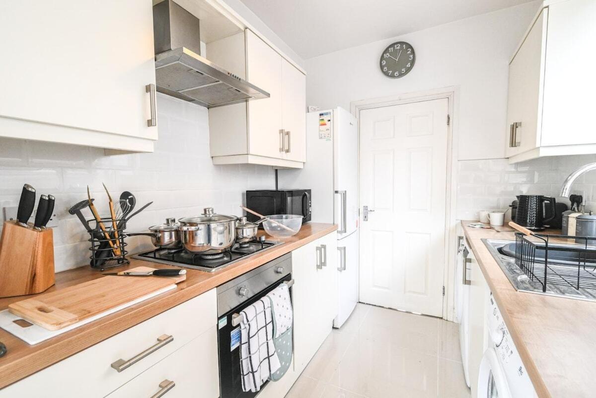 4 Bedroom House By Littlepiggyrentals Short Lets & Serviced Accommodation Luton With Superfast Wifi Exterior photo