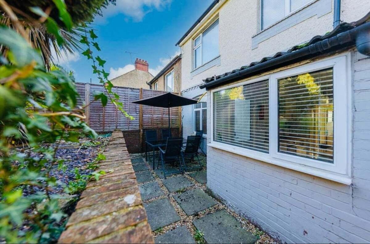 4 Bedroom House By Littlepiggyrentals Short Lets & Serviced Accommodation Luton With Superfast Wifi Exterior photo